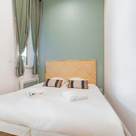 Aux Portes Du Jardin Public Apartment
